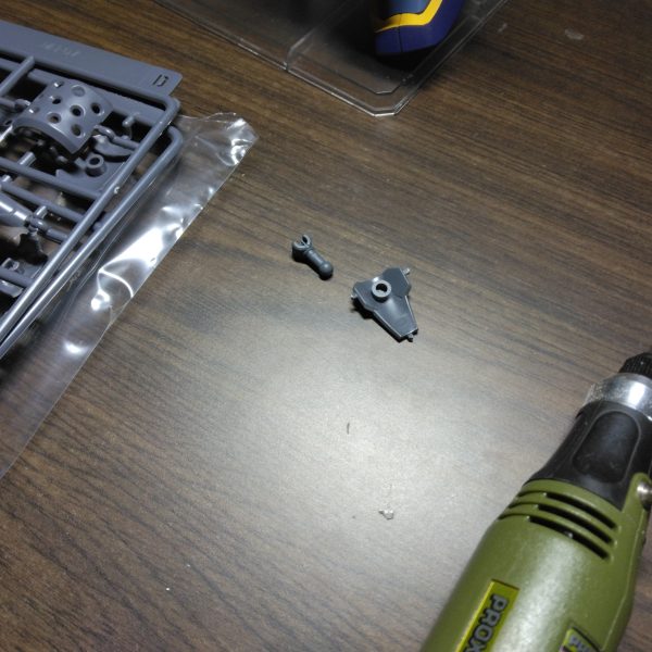 見て見ぬふりしてましたが💧丸見えの内部構造をブキヤのエクスアーマーで隠しますキット付属の肩アーマー＆シールド取り付けパーツに、アーマー裏のピン穴が合うようリュータで削って嵌めただけです（2枚目）