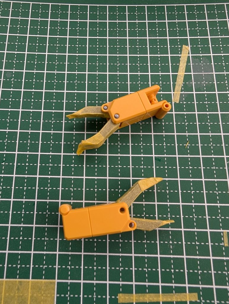 腕は後ハメが無理そうだったので爪を塗ってから処理しました。肩も同様にマスキングしてから挟み込んで処理しました。足はピンをギリギリまでカットして後ハメできました。