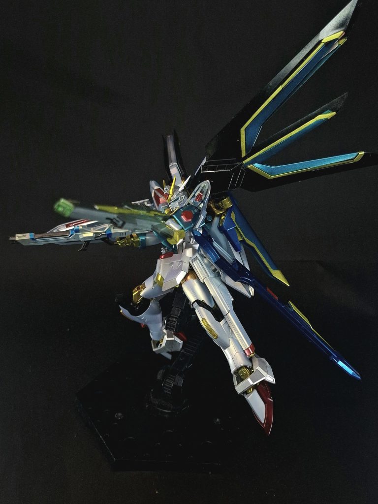 超高インパルス砲「アグニ」高圧場状態の臨界エネルギーをマイクロ秒オーダーのバーストインパルスとして生成、射出するビーム砲。火力はそのままに片手で扱えるよう小型化が図られた。非使用時は腰部の左側にマウント可能。