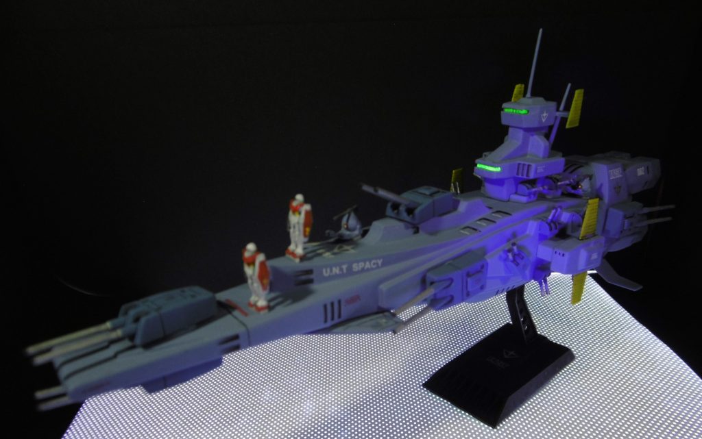 デカールはガンダムデカールDX01とハイキューパーツのコーションデカールを使いました。艦橋は蛍光イエローで塗装したので、UVライトで発光します。ジムとボールを甲板（？）の要所に配置しました。