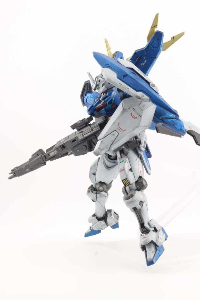 肩に着けているシールドはおそらくダブルオー。左手のシールドは恐らく境界戦機から