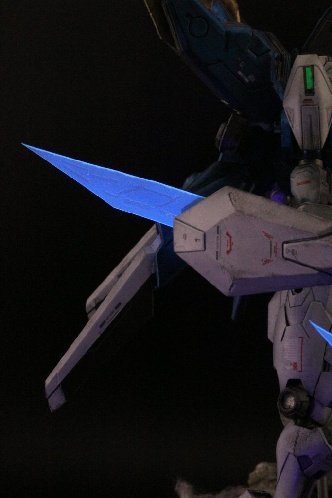 透明のプラ版に蛍光塗料を重ね塗り。差し込み口に合わせてカットして止めています