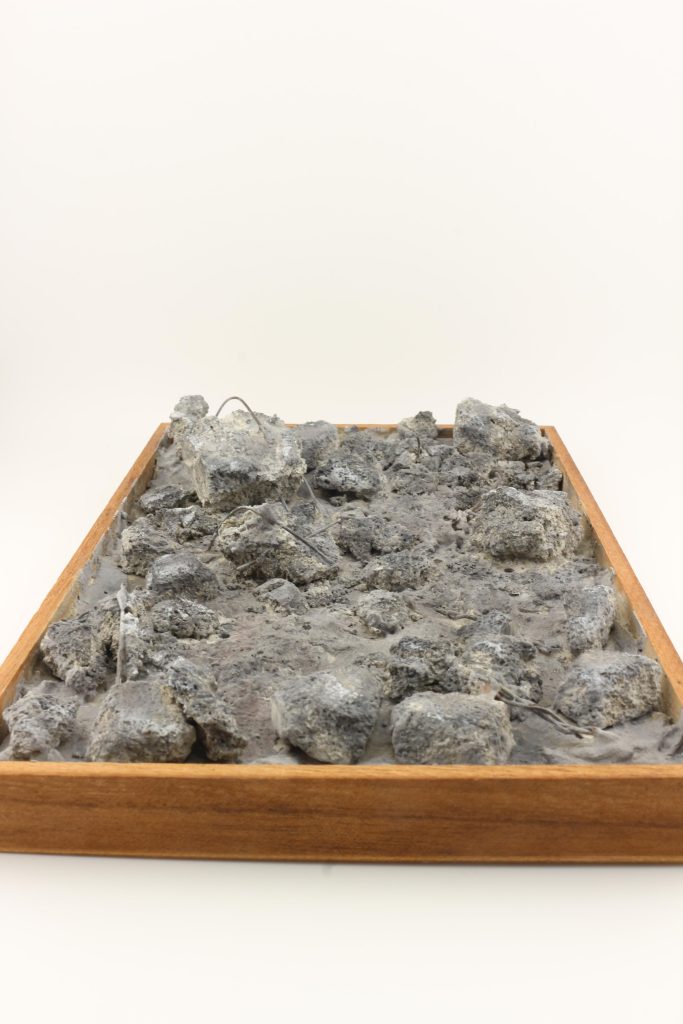 土台はダイソーの木製小物入れ。コンクリートもダイソーでやはりほぼダイソー製です。　最後までお付き合いありがとうございます。