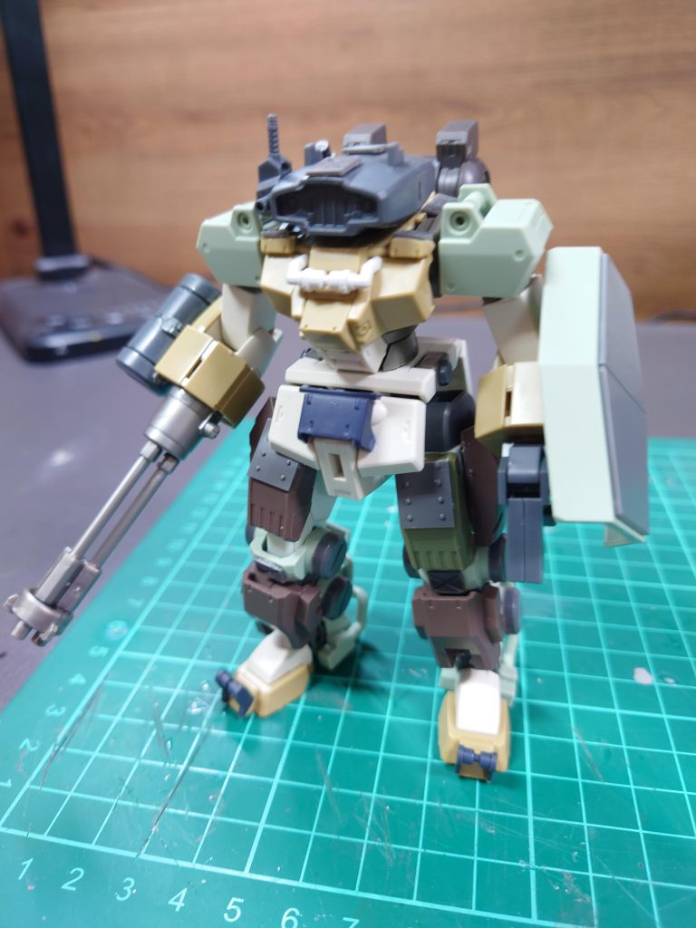 マニピュレーターから武器腕と作業用アームに変更現地改修感がでていい感じになってきました