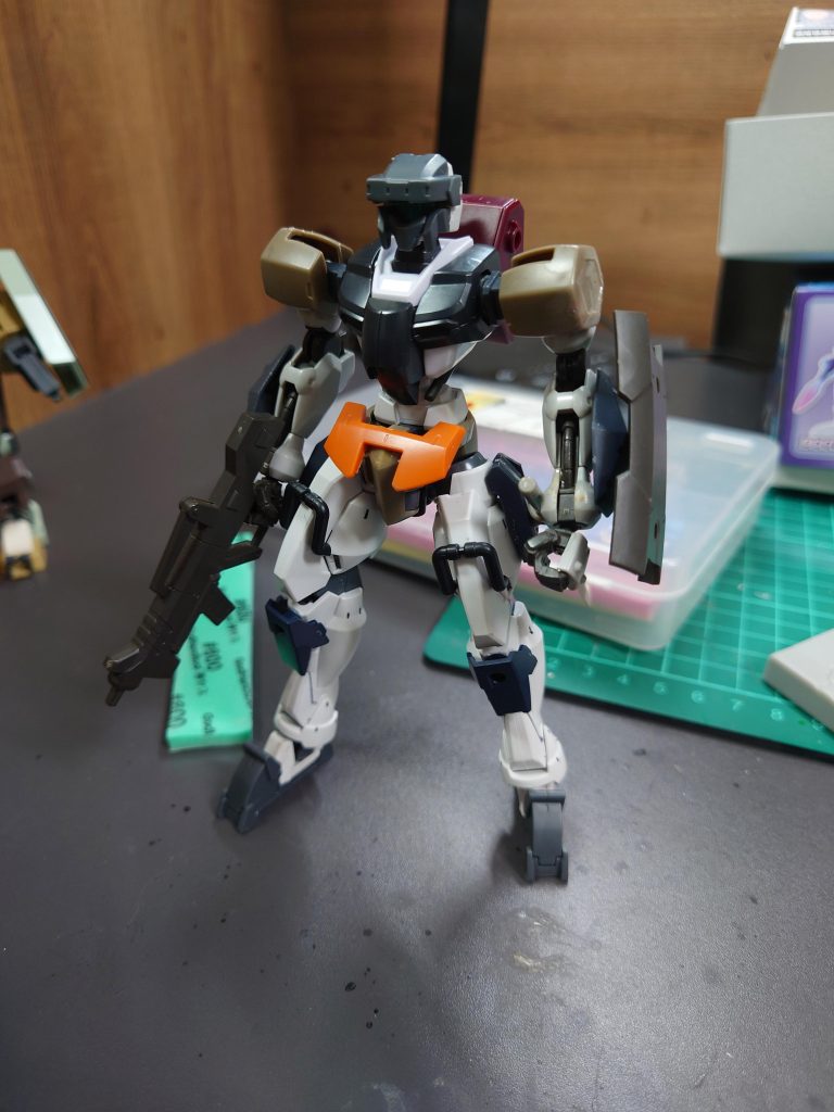 それから腕部をユーゴーに脚部をGバウンサーに変更頭部は３０MMのヘッドパーツを使用大分ジムっぽい量産機にまとまってきました(^^)