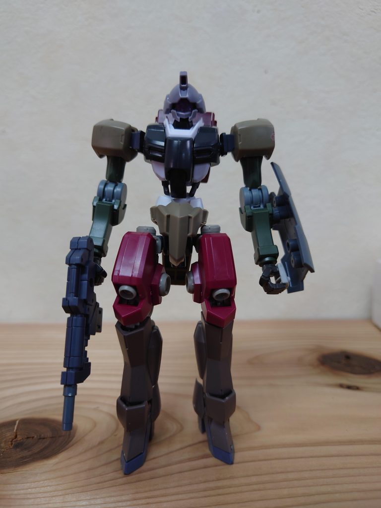 制作過程胴体はビルドダイバーズのガードフレームを使用腰と肩は百里を使用頭部は最初にハインドリーシュトルムを使用して形合わせで適当に組んでみましたジムっぽい機体を目指していましたm(_ _)m