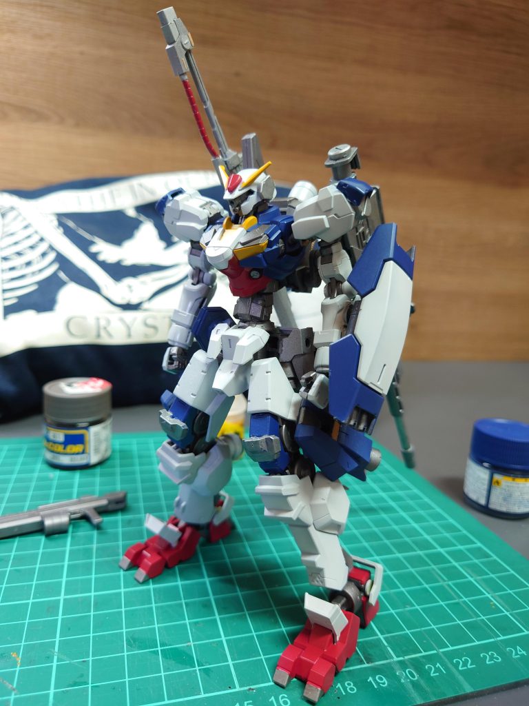 製作過程の写真を撮り忘れで今回は製作過程はありませんm(_ _)mエアリアル改修型とルブリス、キャリバーン下半身は腰部はガンダムフレーム脚部はグレイズフレームとガンダムフレームをミキシングして構築しました頭部はシュヴァルベ・グレイズを使用しVアンテナをつけカメラアイ風にしてガンダムもどきに仕上げてみましたm(_ _)m