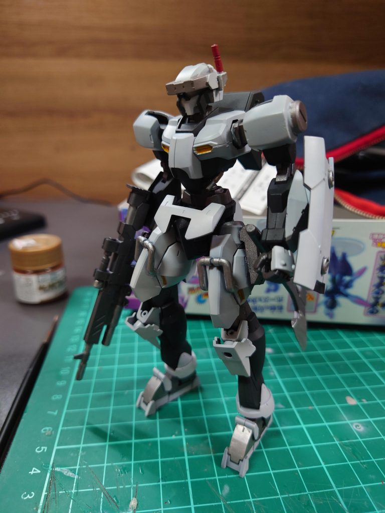 サフ吹きからの塗装後白と黒をメインに細かいところはアルミで筆塗りしましたm(_ _)mこのあとウェザリングを行いました