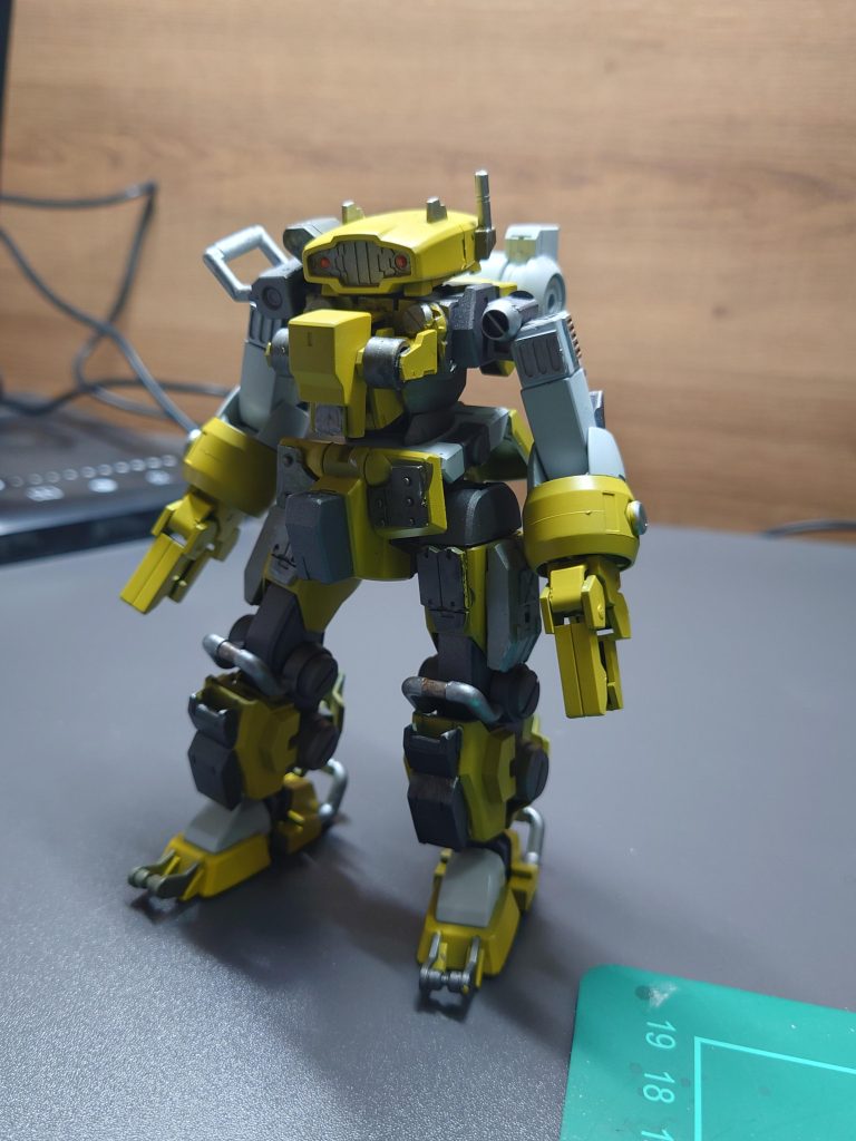 塗装後黄色と白をメインにフレームは焼鉄色に塗装部位はシルバーとゴールドで塗装しましたこの後に人生初のウェザリングでガンガンよごしていきましたm(_ _)m