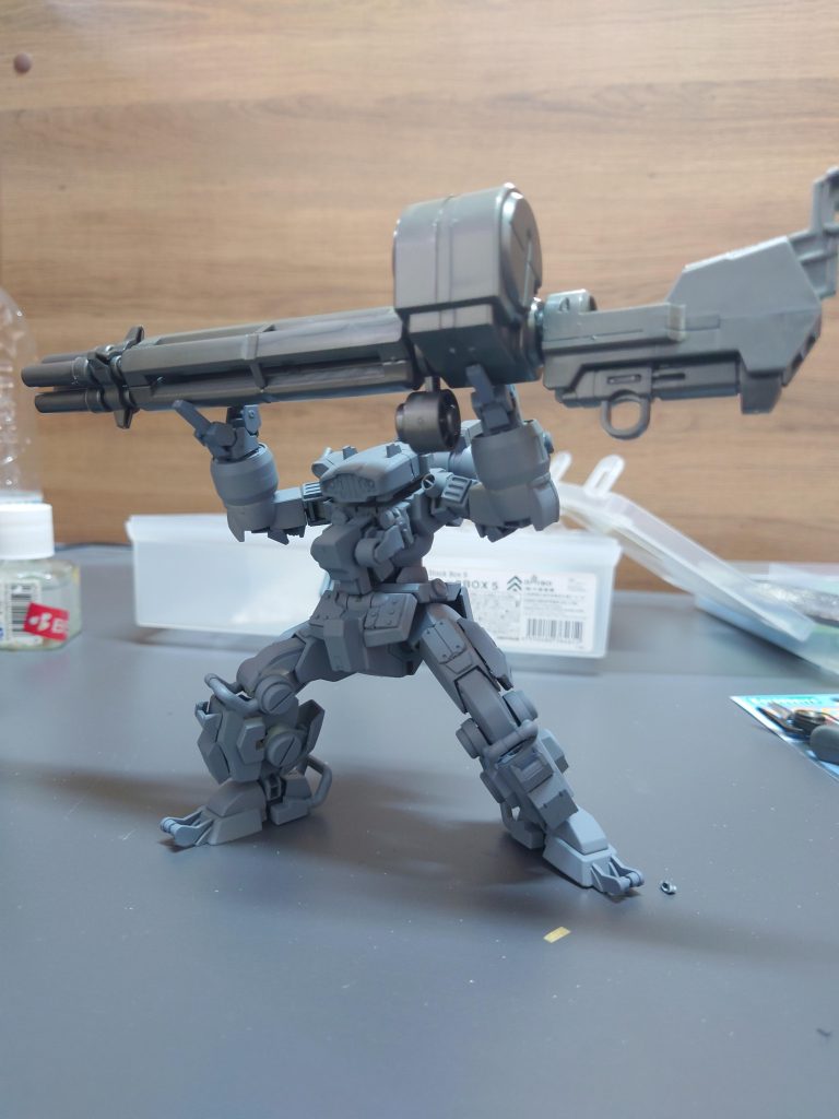 更に脚部の装甲を盛って足元をガッチリさせてプロポーションを確認してサフ吹き重いパーツを持たせても保持力があってシュールな絵面になりました