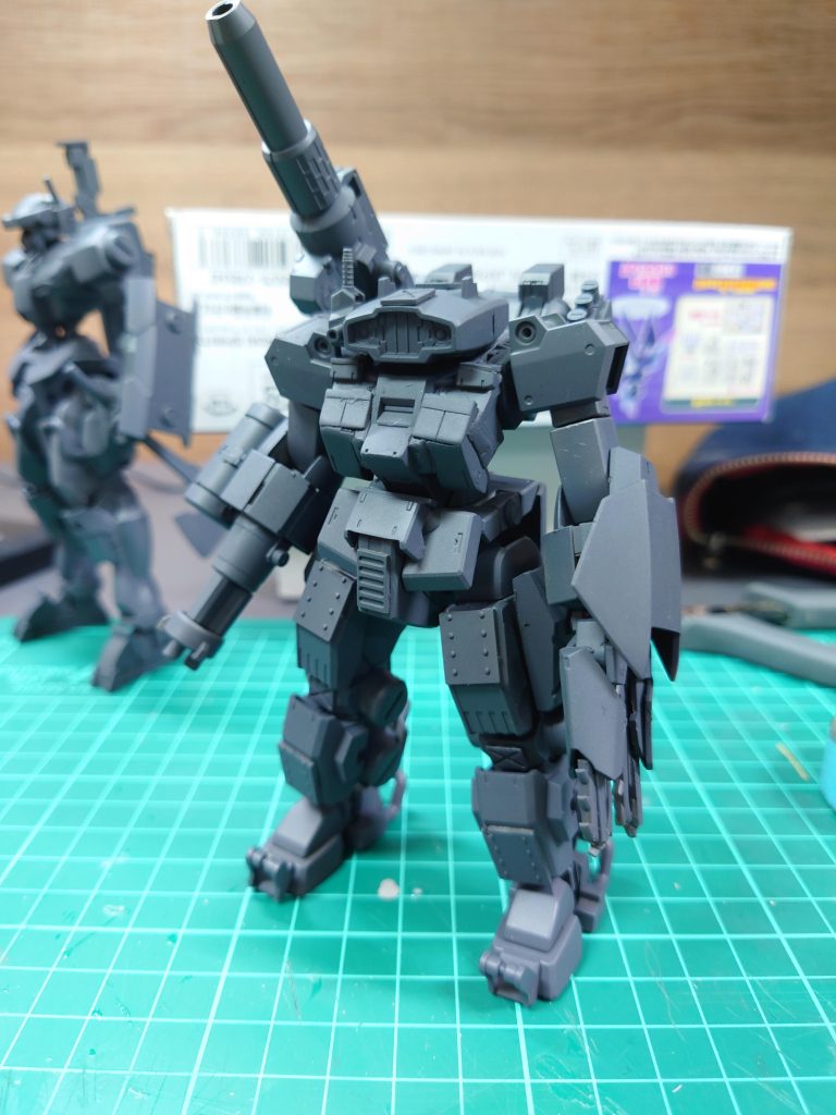 サフを吹いて塗装に移りました腕部の黄色と黒の縞塗装もうまい具合にでき機体色のオレンジとマッチしていい味が出せました。このあとガンガンウェザリングを施しました