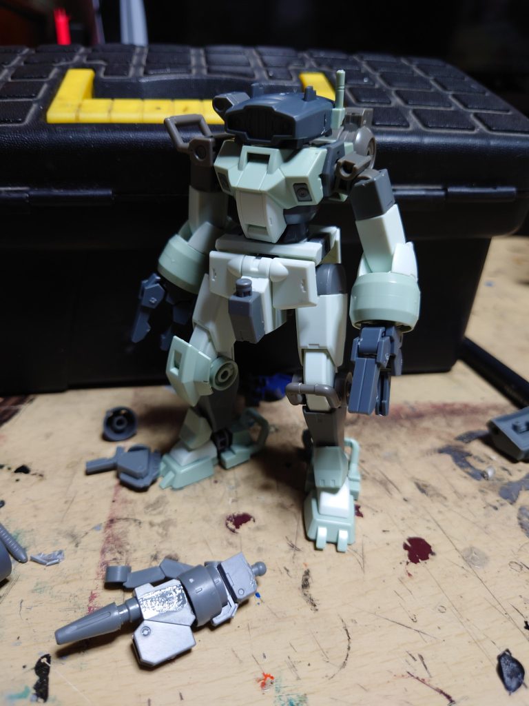 制作過程ベースは水星の魔女のデミトレーナーを使用し30MMのオプションパーツのアームとヘッドパーツを使用 オプションパーツのヘッドパーツのデザインがレトロなロボットのような感じで愛着のあるビジュアルを目指しましたm(_ _)m