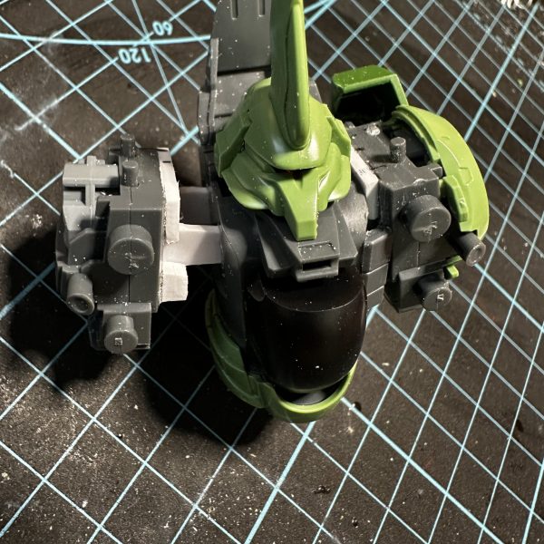 諸先輩方のお知恵もらいつつとりあえず気になる所の大枠変更が完了1、肩のお弁当箱(早弁女子) 縦縮小、テーパー、付け位置3㎜下げ2、胸周り 末広に(気を付け出来ない子に…)3、足 太ましく4、股(オムツ) 上に短く、段を無くす5、カラスのクチバシ サザビー盾の残骸に付け替え、後ほどパテで一体化します6、腰回りのアーマー フロント拡張、馬鹿みたいにでかい左右は削ってスマートに筋彫りと塗装の修行のつもりがやっぱり普通に作れず。ってかくそ重バインダーを支える割にはフレームが軟すぎて仮組み外すタイミングで破損、プロポーション修正ついでに1.5mmプラ板でガチガチにしてやった。(3枚目)