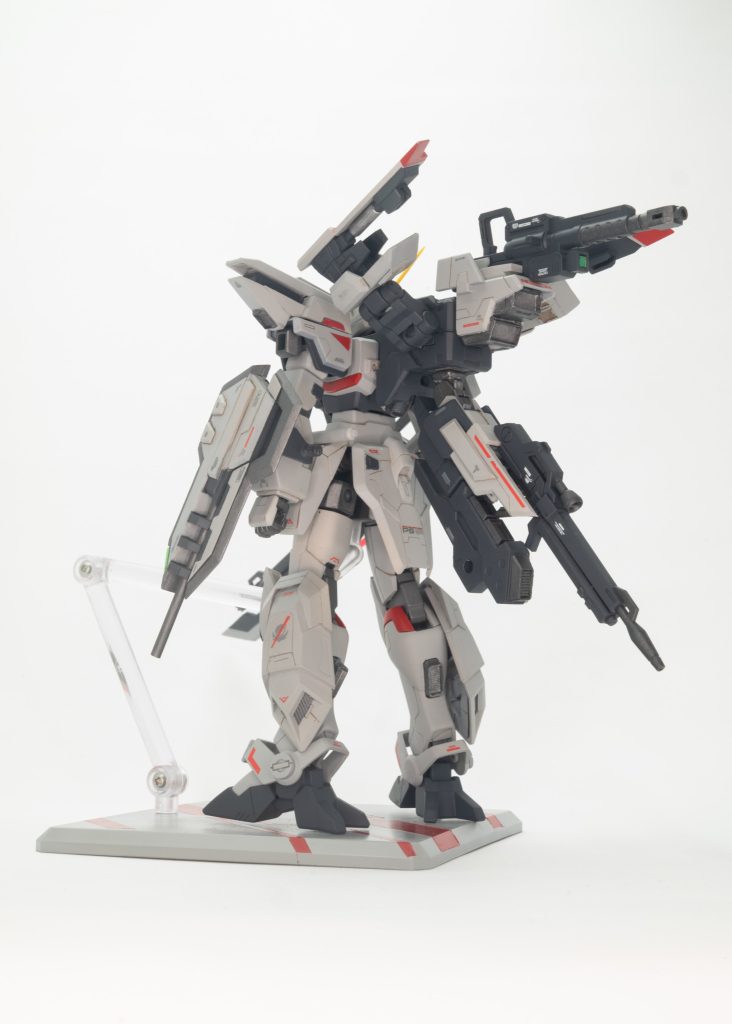 バックバックパックはストライクガンダムの腕、デュエル、ビルド系パーツを使い、ボリューム感を出しています。ビームライフルがプロペラントタンク味を出してよりボリューミーにしています。