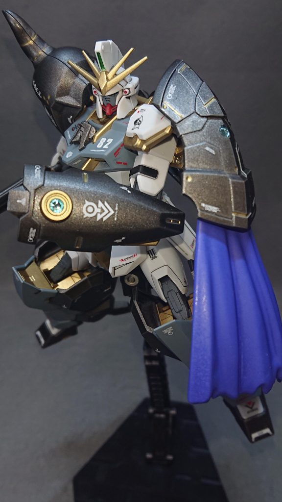 今回のお気に入りポイントは“マント”です今の自分の技量では騎士らしさを出すためにはどうしてもマントが必須かなって感じでして💦どうやってマントを取り入れるのか結構悩みましたｗ💡前作のシュヴァリエストライクはスタンダードに背中にマントを付けたので、それと差別化を図るためにも今回は左肩にマントを付けています！制作当初は左肩に直接マントを付けることも考えたのですが、あまりにもデザインがダサ過ぎたのでこの案は却下しましたｗそして悩み抜いた末に考えついたのが左肩に大きめのシールドを配置し、そのシールドにマントを取り付ける案でした✨シールドには元々3mm軸用の穴があったので、そこをピンバイスで貫通させてシールド裏からマントを取り付ける手法をとっています取り付け箇所をそのままにしていると軸がまる見えで格好悪かったので、100均のデコレーションシール(水色)を装飾品として取り付けることで蓋をしています💡今回の機体も30MFのパーツとマント、装飾品とカラーリングで上手く騎士らしくまとめることが出来たと満足していますｗあともう1機、このシリーズのストライクを準備しているので、次回も騎士らしく仕上げられるように頑張りたいと思います✨では、最後までご覧いただきありがとうございました