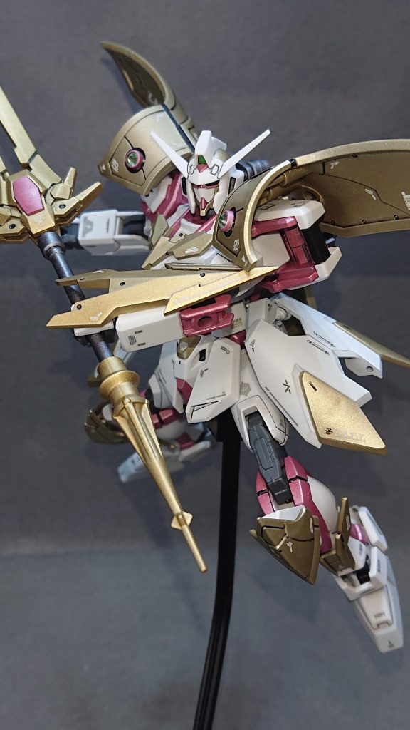 今回のお気に入りポイントは“機体デザイン”と“カラーリング”です騎士型ストライクシリーズの3機目ということで、先に制作した2機と差別化でき尚且つ個性的な機体になるよう心掛けました💡その中で特に“機体デザイン”と“カラーリング”の2点が被らないように意識して制作しています！欲を言えば他のストライク達とも被らないようにってのもありますねｗ     　機体デザインは、30MFクラスアップアーマーのレパートリーの豊富さに助けられました💡今回は“リーベルホーリーナイト”“リーベルビショップ”“リーベルソーサラー”3種類のパーツでデザインしましたが、特に肩アーマーに使ったリーベルソーサラーのパーツが好きですねｗ元々は腰部に取り付けるパーツらしいのですが、ストライクには取り付けられなかったのでアーマー兼マントって形で収まりました翼みたいに展開するデザインやその時に見えるザフトのマークが格好良いんですよ！ｗ個性的なデザインに辿り着けてホントに良かったです✨カラーリングは自分の苦手に挑戦する形になったのですが、ホワイトとゴールドの美しい機体に仕上げることが出来ました✨差し色で入れたパールライトレッドの働きで単調な色合いにならなかったことも大きかったですね！普段あまりやらない珍しい配色のおかげで同じ騎士型ストライクでも他の2機とちゃんと差別化出来で安心していますｗ今回のストライク制作で明るい色を使うことにも自信が付いてきたので、こういった配色の頻度をもう少し増やしていきたいと考えています💡今作の機体で騎士型ストライクシリーズはいったん最後と言うことになります！このシリーズをとおして得たモノはかなりあったので、これを糧に今後のストライク改造をより一層頑張っていきたいですね✨30MFクラスアップアーマーのパーツもまだだいぶ余っているので、新しい騎士型ストライクが登場する可能性もまだまだありますｗでは、最後までご覧いただきありがとうございました