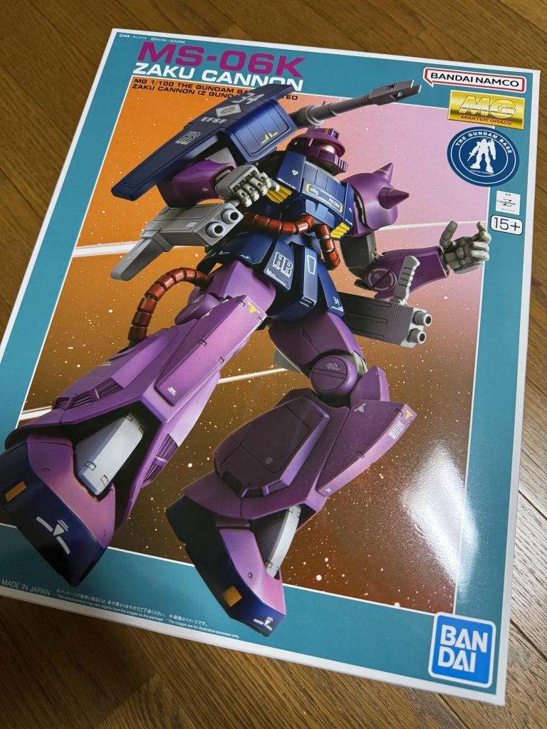 制作工程のご紹介…ですが特に一切加工などは行っていないのでちょっとした解説だけ記載しておきます。　今回のガンプラは内輪で積みプラ交換会を行って、頂いたザクキャノンを作成したものとなります。毎回ネタにしたがる私は結構アイデアに悩みましたが、カメラメーカーで有名な「Canon」とザク「キャノン」と掛けて作成することにしました。　