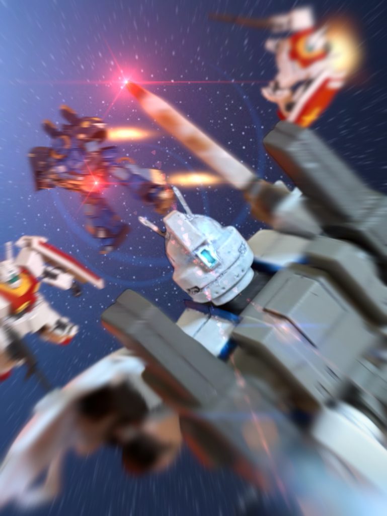 「何っ!?」 必殺必中のつもりで放ったライフルが空を切るのを感じて、ミヤギは驚愕した。あの少佐に、そんな腕があるとは思えなかったからだ。 慣性の減退しない宇宙空間を、加速した機体はすぐに有視界戦闘宙域内に敵機を捉えた。やはり、いたのは模擬戦で対峙した青いハイザックだ。ジムⅡを2機連れている。 ミヤギは、ハイザックをねらって、また数発ビームを放つが、やはりかわされた。(何だ……?) 何か、パイロットとは別の意思が、ハイザックにまとわりついているように感じられた。 だが、狙撃の腕は変わらないと見える。間近で見ると、相当に高性能なライフルを使っているのが分かったが、その射撃はことごく空を切った。チャージに時間が掛かるらしく、連射もしてこない。(だが——こちらにこだわってくれるのは、僥倖……!)あれで、”サクラ”をねらわれたらひとたまりもない。”サクラ”くらい大きな的なら、あの少佐でもさすがに何発かは当てられたはずだ。戦略的視点よりも、個人の意地を優先させる。(指揮官としての、底が知れる。) ジムがこちらに殺到する。バーザムはマゼランの掩護についているのか。後方にマゼランの艦影が見える。そちらからも艦砲射撃がとんで来たが、直後、艦体に火柱があがった。カイルの奇襲も始まっている。