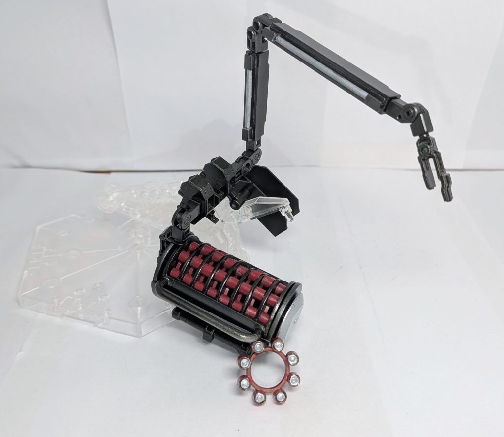 展開状態合計8×8=64発のスラッグ弾を格納。　　　　　　　サブアームでマガジンラックから弾を取り出し、シリンダーへ装填してリロード。