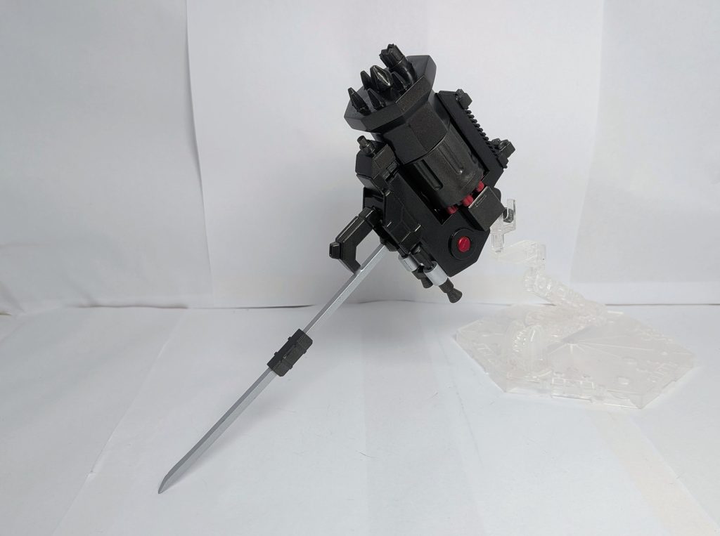 ハンマー本体　　　　　　　　　　　　　　　　　　　　シリンダー、撃鉄、薬莢は100円ショップの火薬銃から拝借。残りはプラ板とジャンクパーツのスクラッチで作製。普通のハンマーとして扱えるが、撃鉄を起こしてから敵に当てることにより、着弾と同時にスラッグ弾を撃ち込む。これによりMSを一撃で大破させるほどの威力を誇る。着弾時に後方のシルバーのマスダンパー(重り)とブースターが作動して反動を抑制。前回のオリ武器と同じく、持ち手は延長できるため、両手で振ればより遠心力を乗せた攻撃が可能。