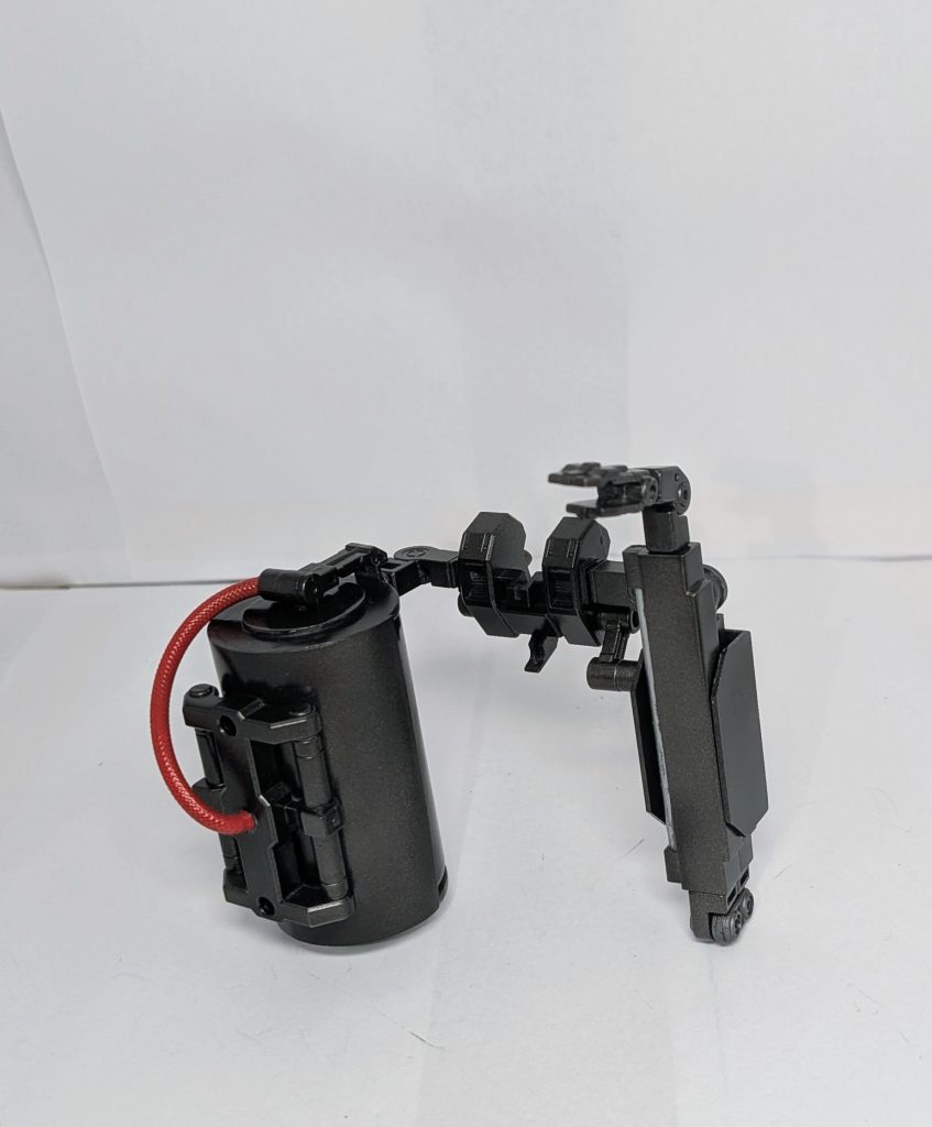 バックパック　　　　　　　　　　　　　　　　左が複数の弾が入ったマガジンラック　　　　　右がリロードを補助するサブアーム 