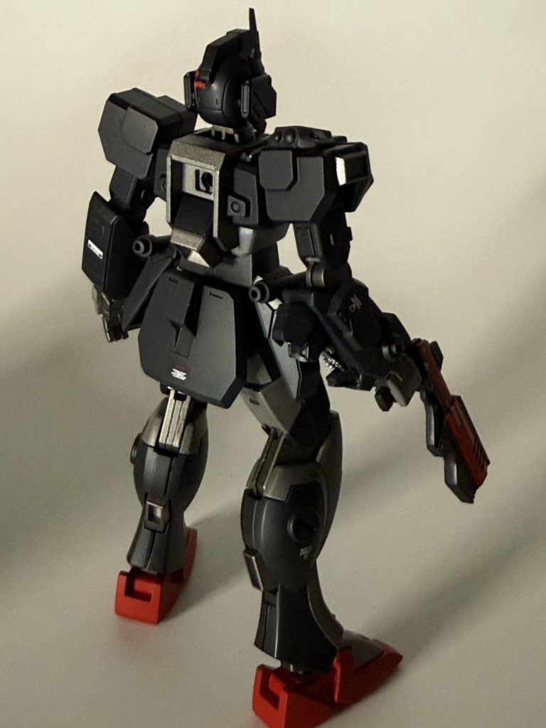 後ろ。プレイした方はとうに気付いていると思うんですが、ゲーム「Cyberpunk2077」に登場するギャング「メイルストローム」をモチーフにして作りました。顔面以外は無改造で行く予定だったんですが、アイコニック武器も持たせたいなとか構成員は顔以外も改造してるよなとか思っているうちに意外といろいろ手を入れていました。もっとハイペースで積みを崩せればいいんですが、なかなか...