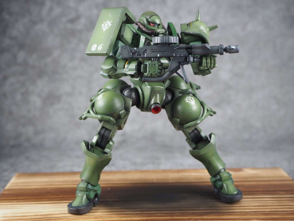 肩の引き出しがあるのですが、両手持ちはやや窮屈な印象ですね。