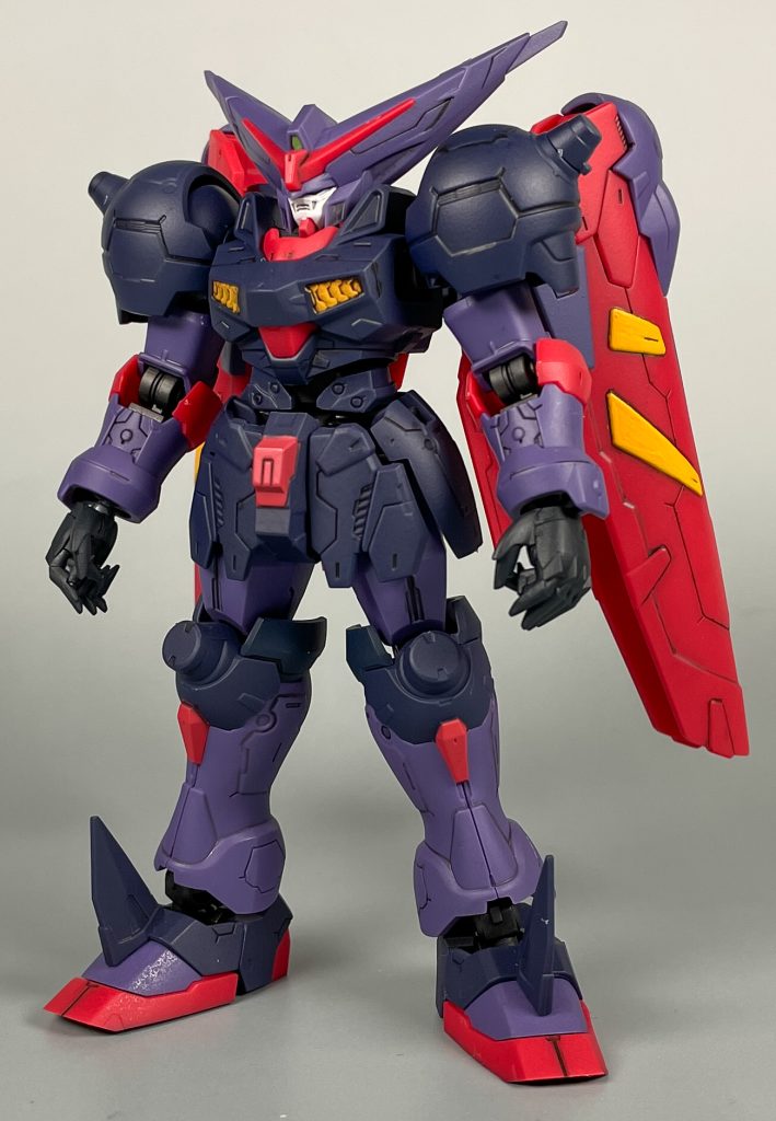 全体的にややマッシブ感はありますが、バランスのいいスタイルをしてると思います。ハンドパーツはデフォルトだと少し寂しい感じがしたので、コトブキヤのシャープハンド2を塗装して交換しています。禍々しさが増した感じはしますが、そこまで違和感はないかとｗ【使用塗料】ハンドパーツ：シタデルカラー　コルヴス ブラック