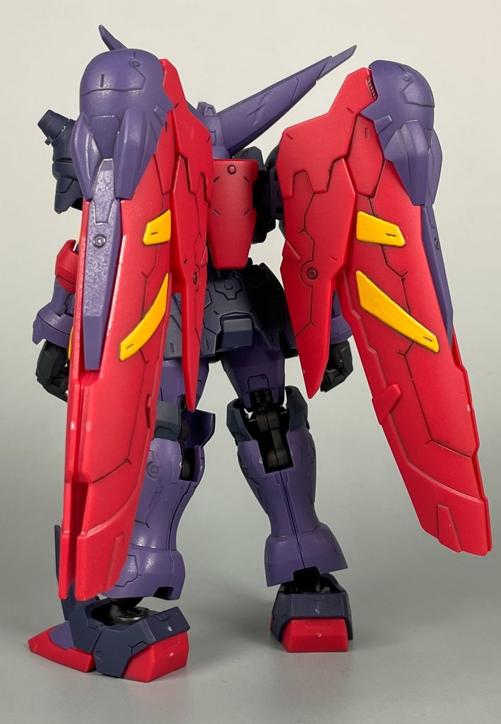 特徴的な巨大ウイングはフレームセットの方に付属。上下左右、かなり自由に可動します。装着させると、重みで後ろに傾きやすくなりますが、ポージング次第ではスタンドなしでも自立は可能。ウイングの黄色い部分は塗装しています。【使用塗料】ウイング(黄色部分)：シタデルカラー アヴァーランド サンセットを下地にユリエル イエロー 