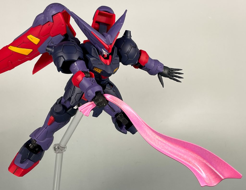 マスタークロスは成型色だと黒一色なので、ガンダムマーカーエアブラシで塗装。蛍光ピンクで塗装した後、画像では非常にわかりづらいですが、トランザムホロレッドを重ねて、光沢クリアーを吹いて仕上げ。