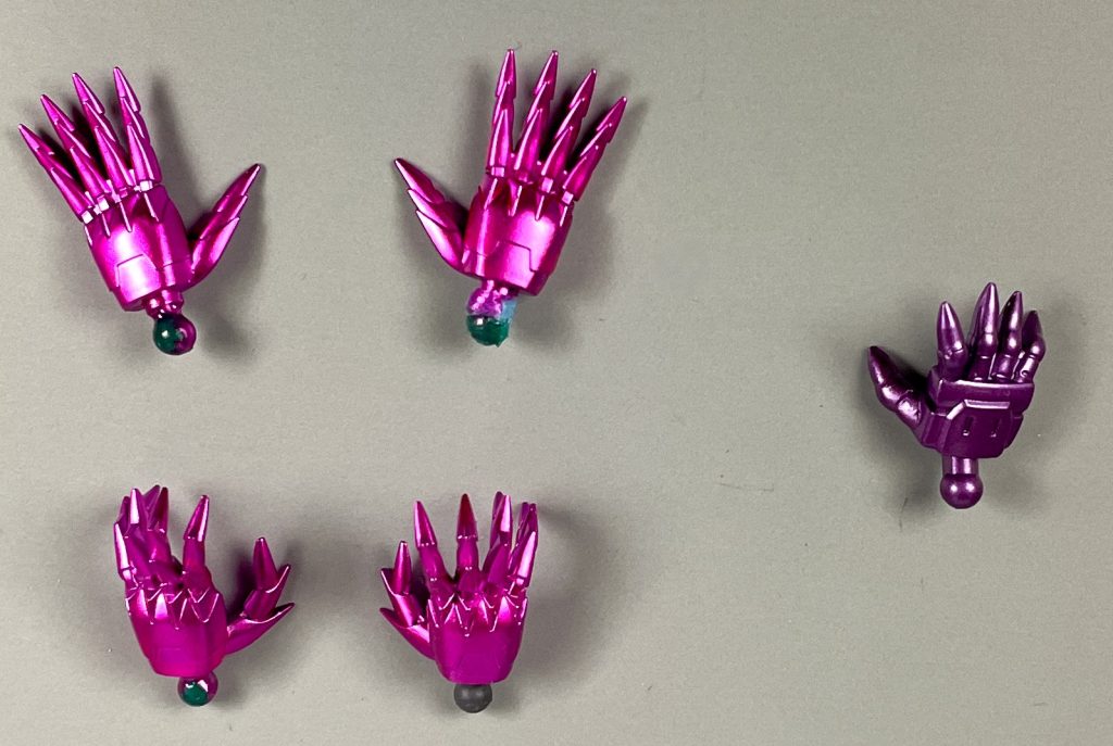 ダークネスフィンガー用のハンドパーツ。右がフレームセットに付属されているもの。左がシャープハンドにガンダムマーカーのメタリックピンクで塗装した自作。手首の軸はそのままだと緩いので、マスキングゾルを剝がさないままにしたり、瞬間接着剤で太らせています。でも、結局マスキングテープが一番お手軽な気がしますｗ