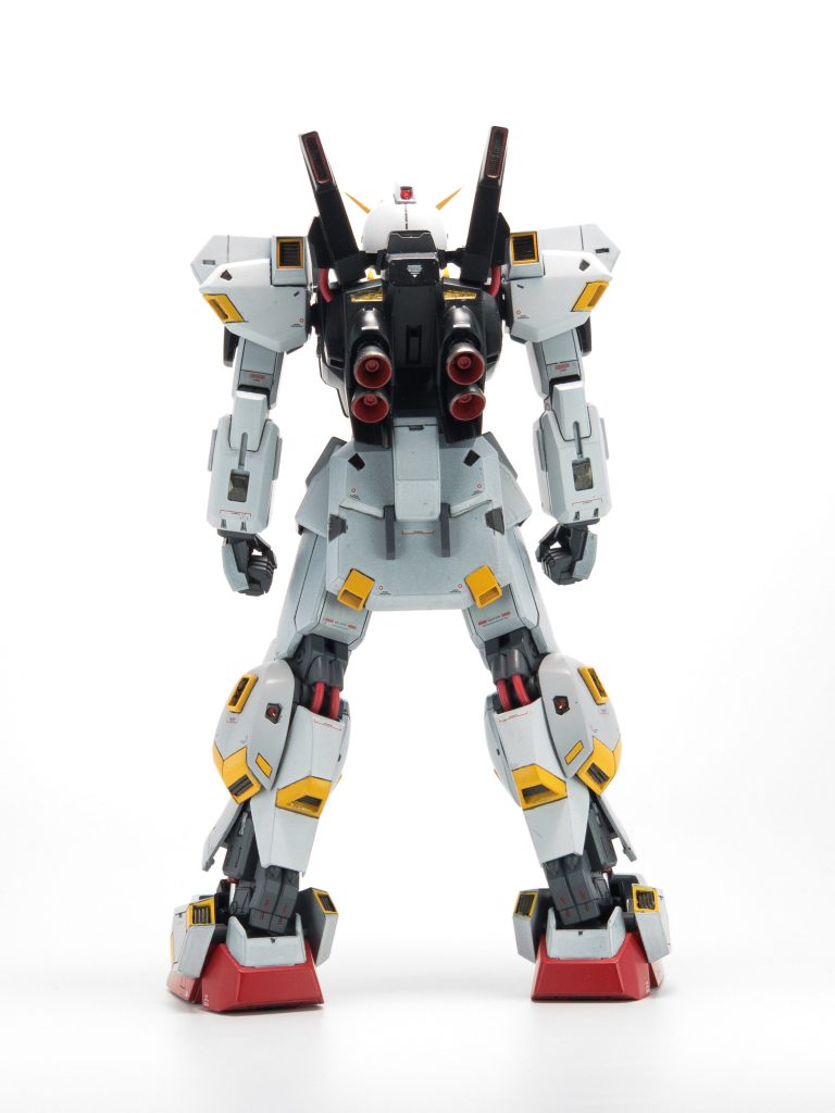 バックパック上部のスラスターはコトブキヤのスラスターに変更してます。