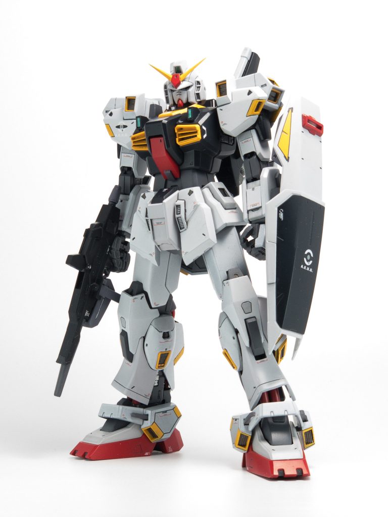 頭部：ひさし下を1㎜短縮してヘルメットを小型化。肩、前腕の正面、リアアーマー、ふくらはぎ横、アンクルアーマーをプラ板パテからスクラッチハンドパーツはビルダーズパーツのMSハンド