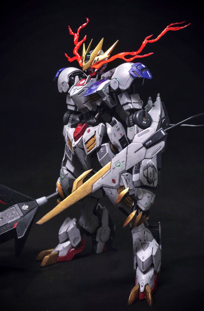 塗装は水性筆塗り。ナノラミネートアーマーは鏡面状(メッキ😳？)になっているらしく、バルバトスのイラストなどを参考に。サフ→シルバー→ファレホ白うすーく→ターナー玉虫色の順に塗装してみました。