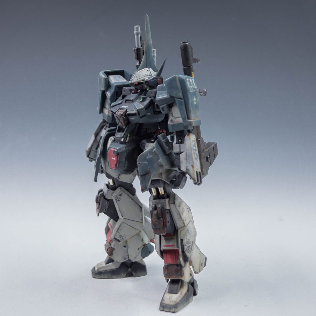 ガンダムタイプのMSへの憧れがあったため、ティターンズの物流倉庫に保管されていた、ガンダムMk.2、もしくはバーザム改の顎パーツを装着している。センサーなどは内蔵されておらず、完全に見た目のみ。 