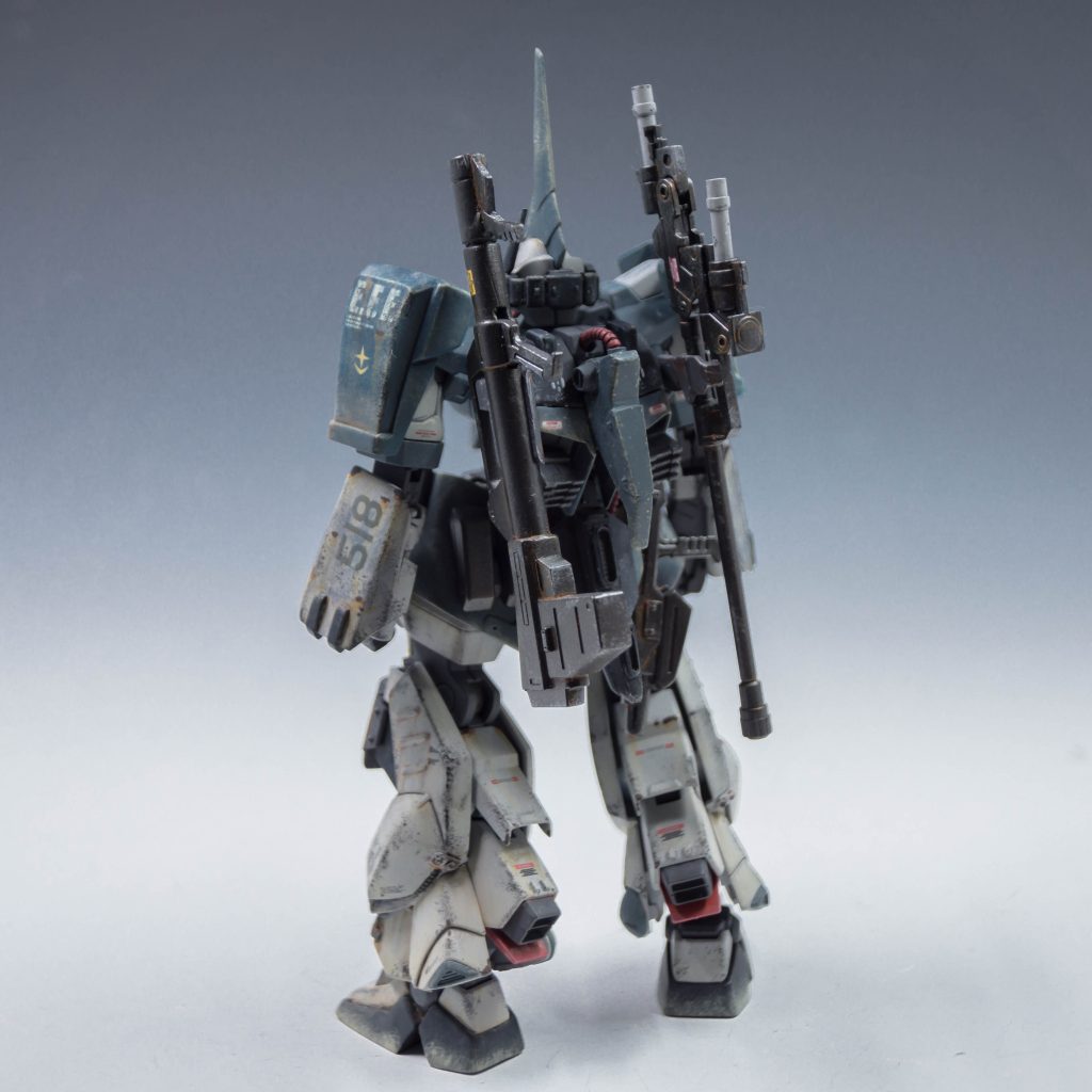 腕部には、小型シールドが装着されている。