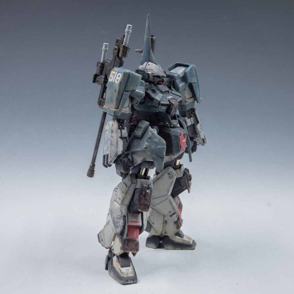 胸、膝、脛、肩、大腿部側面に増加装甲を追加装備し、防御力を強化。胸部には排気口を追加。