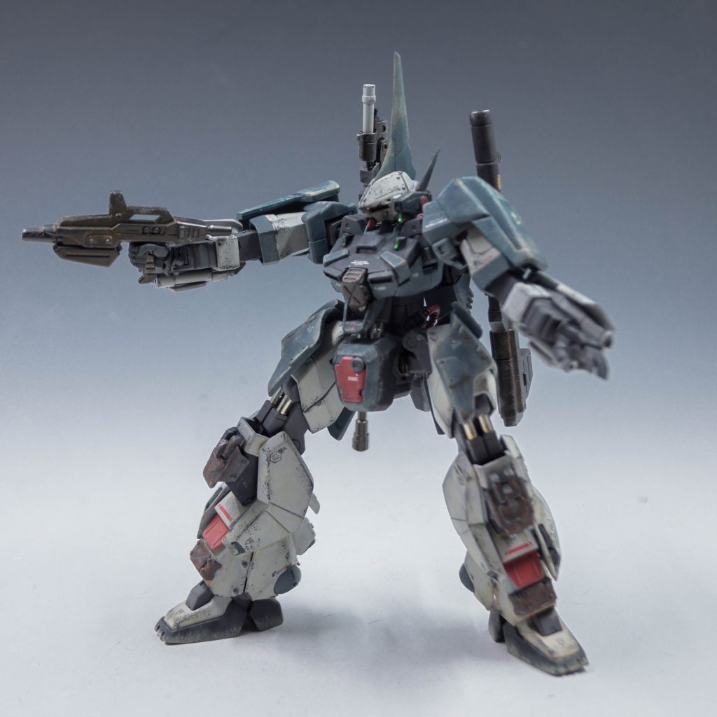 ビームライフルは、ガンダムMk.2のBLASH・XBR-M86bをカービン化したものを使用。腰部背面に懸架可能。（予備エネルギーパックも懸架可能）