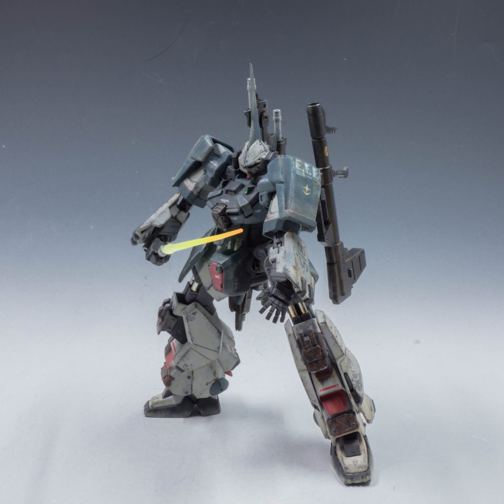 また、腕部シールド内にビームサーベルを格納されており、格闘武装として使用可能、