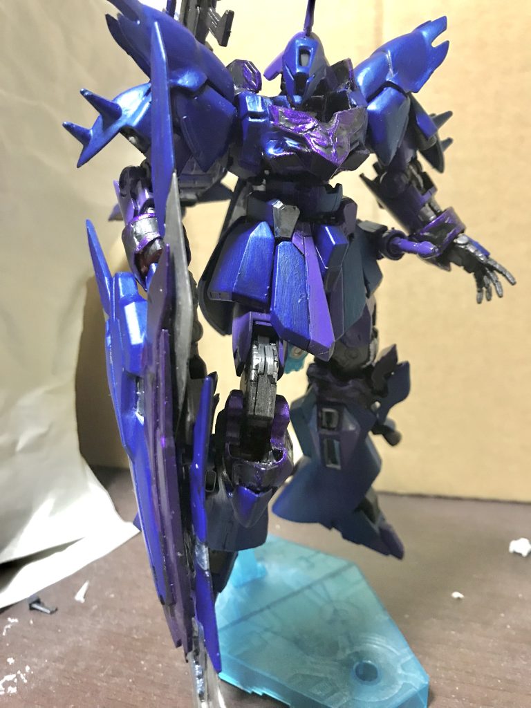 正面から角度を変えて。最後まで御覧いただきありがとうございました。前投稿に続きキャラ・スーン搭乗機でございました。頭部にモノアイはつけずにノーアイにしてみましたがこれはこれでありかなと。