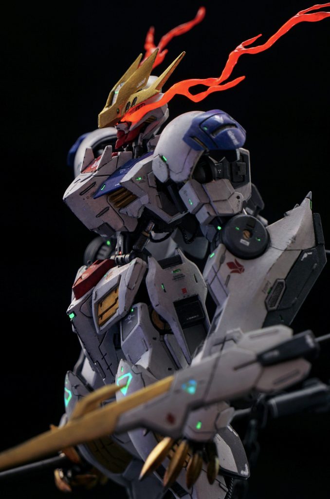 改修は肩関節延長。腰のシリンダーと腰椎部を延長。頼りない二の腕と太腿部を増幅。足の開爪とスジ彫、肉抜き埋め、各部ディテールアップです。