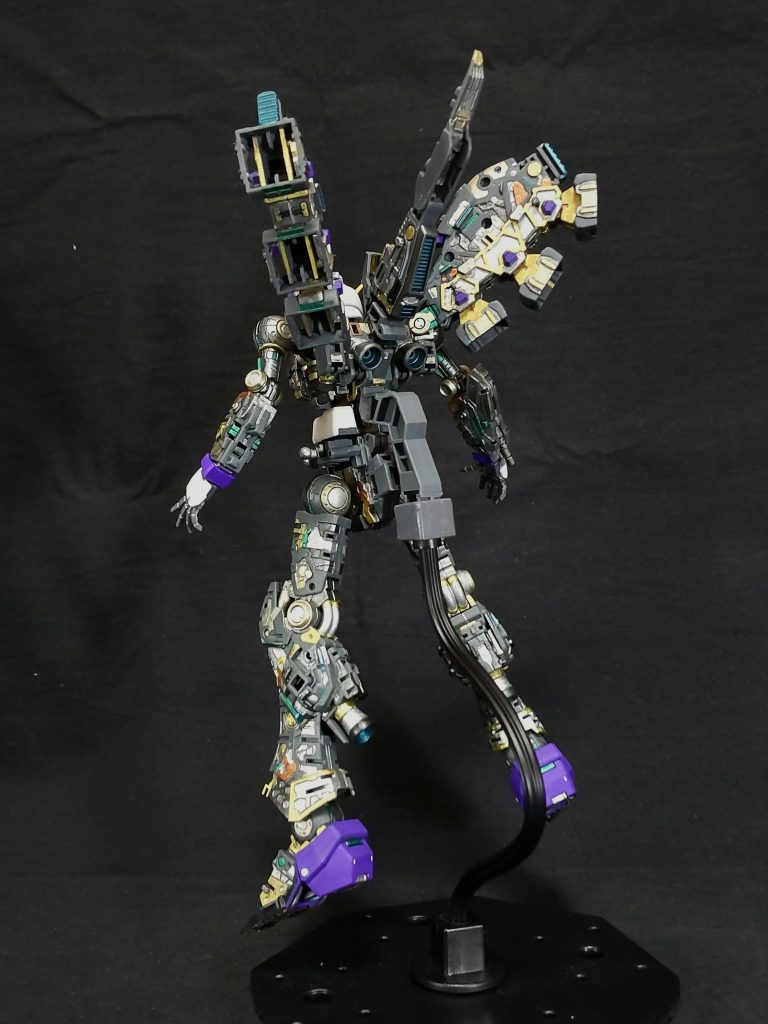 後ろ。内部フレームの塗装は無駄かもしれませんが、これだけ塗ってると筆使いとか、塗る際の塗料の濃度とか、感覚的なモノの発見が結構あります😄。