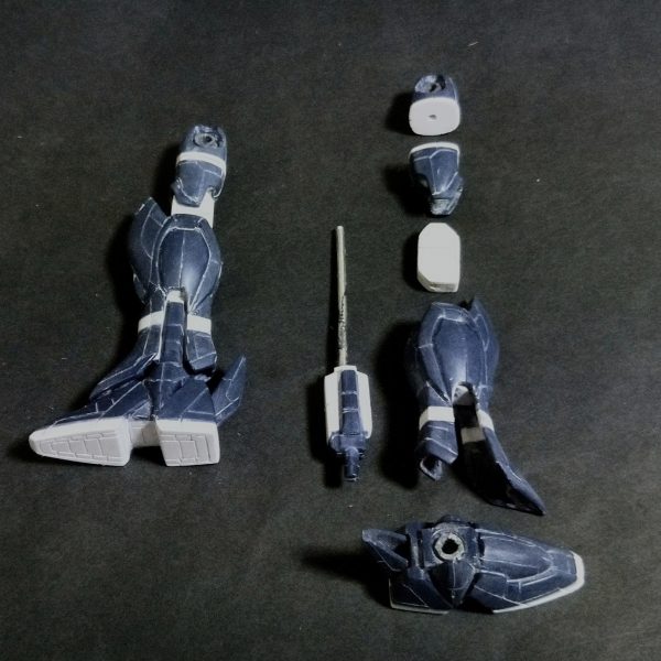 ブリッツガンダム脚部がここまで進みました！各部組み上げてバランスを調整します。膝の関節を2ミリ短く内部の脛を1ミリ伸ばしました😊各部スジ彫りして脚部完了です🤣胴体加工へ続く🙏（2枚目）