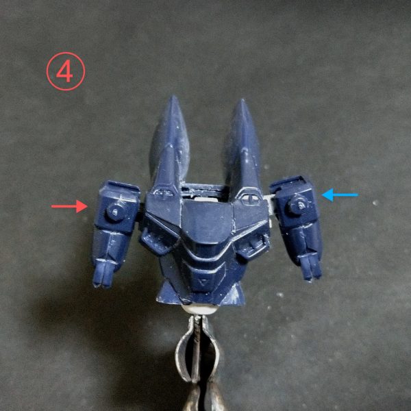 ブリッツガンダム胴体加工の続きで、上半身になります。①内部に積層プラ板で埋めてアルミ線を取付け、前回のザクウォーリアと同じ円形の関節を付けます。②青矢印の腕の付け根を切り取って新たに関節ユニットと軸受を取付けしました。③赤の矢印の元位置と青の矢印の加工後の取付け位置の違い。④腕を取付けての違いの確認！（4枚目）