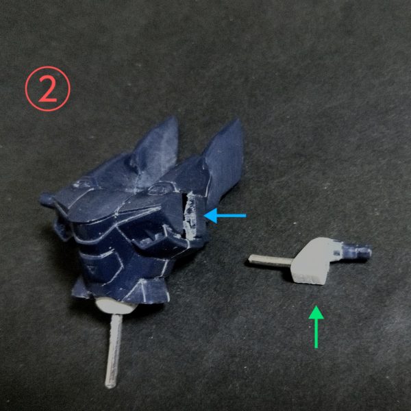 ブリッツガンダム胴体加工の続きで、上半身になります。①内部に積層プラ板で埋めてアルミ線を取付け、前回のザクウォーリアと同じ円形の関節を付けます。②青矢印の腕の付け根を切り取って新たに関節ユニットと軸受を取付けしました。③赤の矢印の元位置と青の矢印の加工後の取付け位置の違い。④腕を取付けての違いの確認！（2枚目）