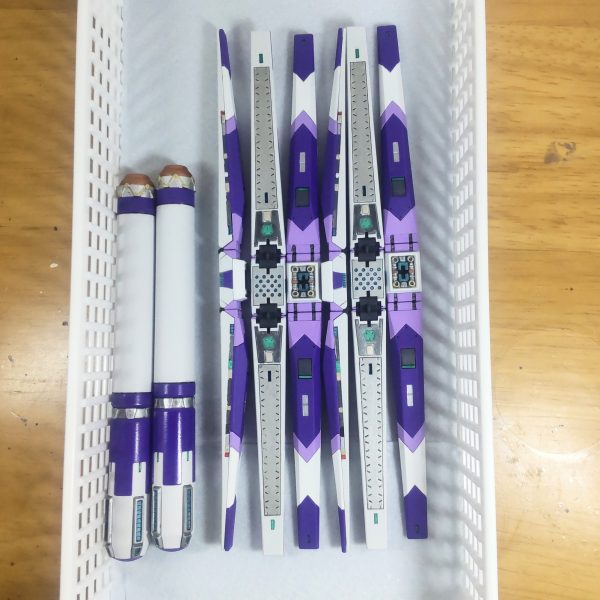 ファンネル塗装完了、朝５時から塗装してました😁。年なのか目が覚める😓。ブルー→パープル(缶スプレー)水色→MSパープル(筆塗り)ホワイト→表面ホワイトつや消し(缶スプレー)、裏面は成形色のままに変更しました。νのファンネルのサイドには接続ジョイントがありますがHi-νにはジョイントがありません、ディテールとして処理されてますので、エナメル塗料で色を入れてみました😁。缶スプレーのパープルは、まだまだいけそうです😁。（2枚目）