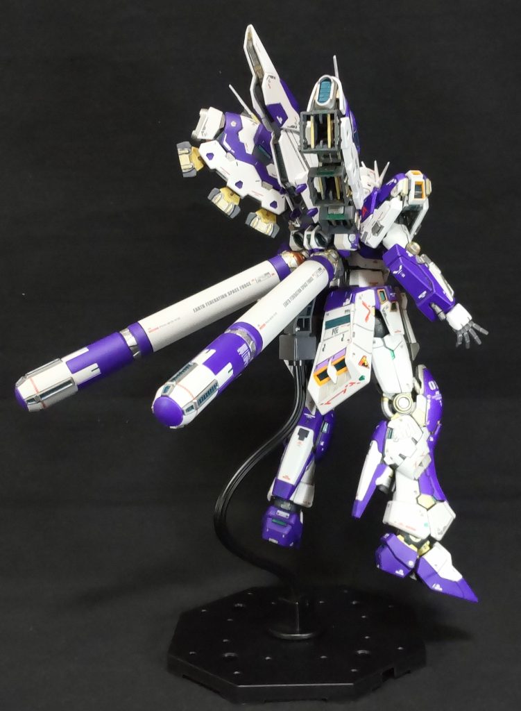 後ろリアアーマーは、HWSのジャンクが手に入ったので取り付けています。試験機ならこういうのもあり😁。さて制作ストーリーを見て頂いた方なら、ご存知の私のやらかしのリカバリーの答えがこちらです😄、グラデーション風のデザインにしてみました😆。