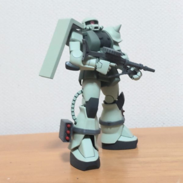 猩々流迷彩塗装、やってみた😄。νガンダムのトップコートの合間に、汚しすらやらない私がシールドだけですが迷彩塗装やってみました😆。ウォッシングと少し汚してます。初めてなので暖かい目で見て下さい😅。手持ちの3色で塗ってみました。塗料の濃度と筆運びとかはコツが入りそうです🤔。実験体になって頂いたのは旧HGUCのザクII、20年以上前に簡単フィニッシュで作ったモノで、合わせ目が黄ばんでいるのでウェザリングの練習をしようと思ってたいた子です。その内、本体も塗ってやるからなぁ～😆、（3枚目）