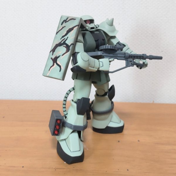 猩々流迷彩塗装、やってみた😄。νガンダムのトップコートの合間に、汚しすらやらない私がシールドだけですが迷彩塗装やってみました😆。ウォッシングと少し汚してます。初めてなので暖かい目で見て下さい😅。手持ちの3色で塗ってみました。塗料の濃度と筆運びとかはコツが入りそうです🤔。実験体になって頂いたのは旧HGUCのザクII、20年以上前に簡単フィニッシュで作ったモノで、合わせ目が黄ばんでいるのでウェザリングの練習をしようと思ってたいた子です。その内、本体も塗ってやるからなぁ～😆、（2枚目）