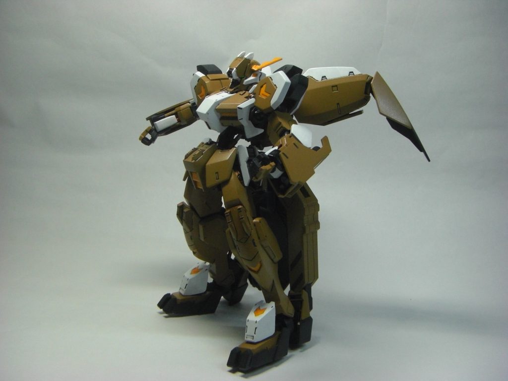 グシオンは始めに塗装まで完成させました。ここから動画を見ながらダメージを加えていきました。